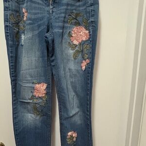 VIntage America Blues Ladies size 4R/27 Embroidered Jeans with distress accent